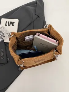 Bolso tote de pana marrón para mujer con gran capacidad interior y un estilo informal