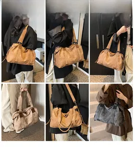 Vue détaillée du sac cabas vintage en cuir souple avec larges bandoulières réglables