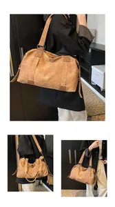Détails du grand sac cabas vintage en cuir souple avec bandoulière réglable et poignées