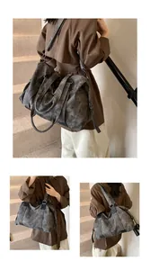 Détail du sac cabas vintage en cuir souple avec grande capacité et large bandoulière ajustable
