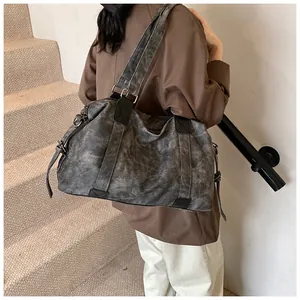 Détail du sac cabas en toile délavée vintage avec boucles et cordons latéraux