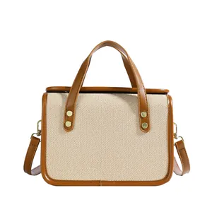 Sac à bandoulière en toile beige avec bordure en similicuir marron et rivets dorés