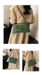 Details der grünen Vintage-Achseltasche mit silbernen Nieten und Metallkettenriemen