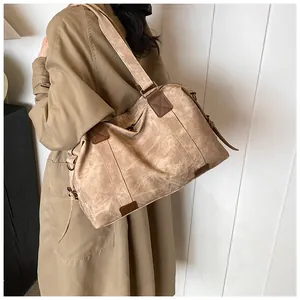 Vue détaillée du grand sac fourre-tout vintage kaki avec large bandoulière sur modèle