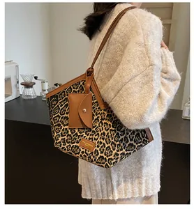 Detail der Tragetasche mit Leopardenmuster, braunem Lederbesatz und Mini-Tasche