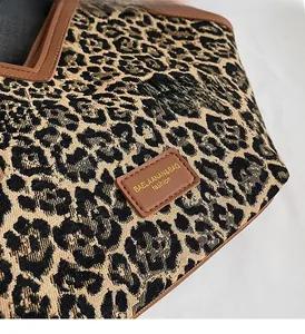 Nahaufnahme der Leoparden-Einkaufstasche mit strukturiertem Jacquard-Stoff und braunem Leder