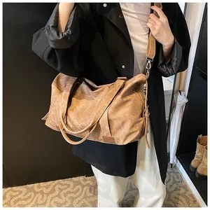 Mannequin portant un grand sac cabas rétro marron avec texture vintage et bandoulière