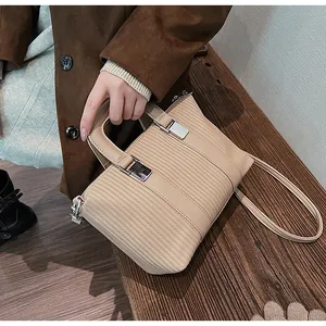Détails du sac bandoulière beige plissé avec des finitions en métal argenté élégantes