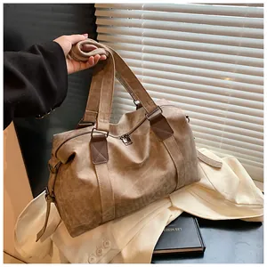 Détail du sac fourre-tout rétro kaki avec bandoulière et finitions en cuir marron