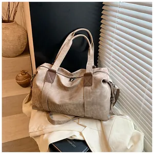 Détail du grand sac cabas en toile kaki avec garnitures en cuir marron et fermeture éclair