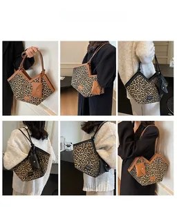 Detailansicht der Tragetasche mit Leopardenmuster, V-Ausschnitt und kleiner Münztasche