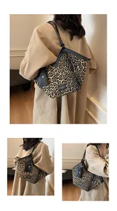 Schicke Einkaufstasche mit Leopardenmuster, Zusatztasche und Logo auf einem Trenchcoat