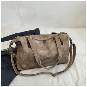 Vue de dessus d'un grand sac cabas vintage en cuir souple avec anses et bandoulière réglable
