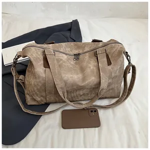 Détail du grand sac cabas taupe avec double fermeture éclair et bandoulière réglable