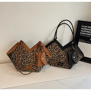 Detail von Leopard-Canvas-Totes mit V-Schnitt und ledernem Mini-Münzbeutel-Anhänger