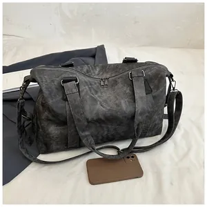 Détail du grand sac cabas gris foncé à texture rétro et fermetures éclair métalliques