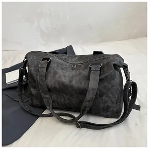Vue de dessus d'un sac de voyage gris rétro avec doubles poignées et bandoulière