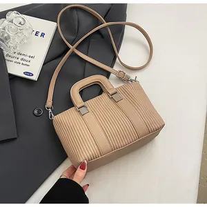 Détail du sac à main plissé kaki montrant la boucle en métal et la bandoulière réglable