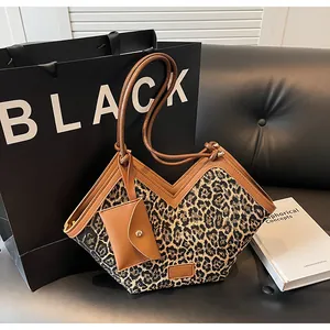 Detail der Leopard-Tragetasche mit braunen Ledergriffen und passender Mini-Tasche