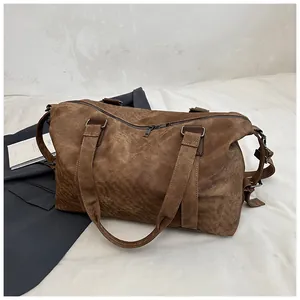Détail du sac cabas vintage en simili cuir marron foncé avec poignées et fermeture éclair