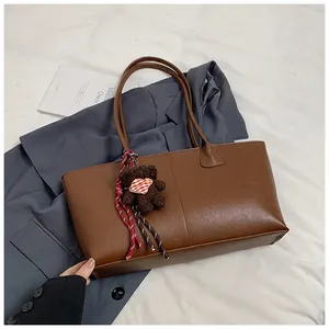 Bruine shopper tas op blazer met een schattige pluche beer hanger voor kantoorstijl