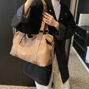 Grand sac cabas rétro en cuir souple marron avec bandoulières et texture vintage
