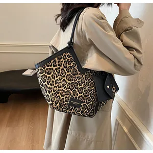 Detail einer Shopper-Tasche mit Leopardenmuster, schwarzen Lederbesätzen und kleiner Tasche