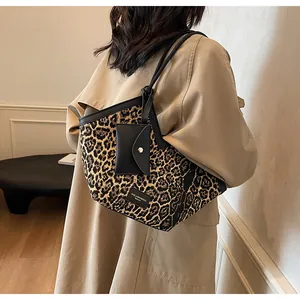 Detail der trendigen Leopard-Print-Einkaufstasche mit Kartenhalter am Khaki-Mantel