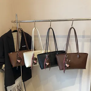 Minimalistische kunstlederen shopper in vier kleuren met schattige berenhanger aan het rek