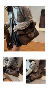Détail du sac vintage marron avec poignées tressées et grand rabat porté par le mannequin