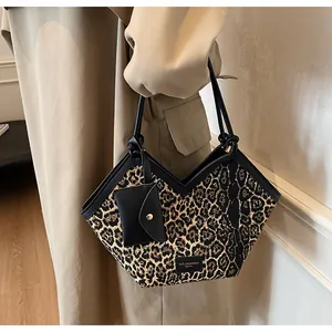 Detail der Leoparden-Einkaufstasche mit V-Ausschnitt und kleiner angehängter Kartentasche