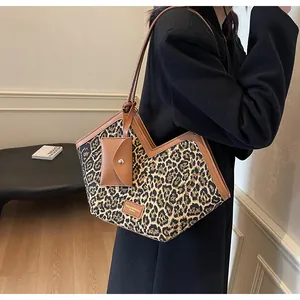 Leopard-Einkaufstasche mit braunem Lederbesatz und passendem Mini-Etui am Riemen