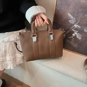 Sac à Main en Cuir PU à Plis Verticaux pour Femmes Sac à Bandoulière Vintage Avec Matériel en Argent Casual Tote Bag