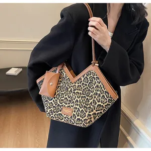 Detailaufnahme der Leo-Tasche mit braunem Lederbesatz und kleinem Mini-Zubehör-Beutel