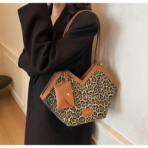 Leopard-Einkaufstasche Detail mit V-Ausschnitt und Mini-Umschlag-Taschenanhänger