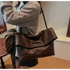 Détail du grand sac cabas marron vintage avec bandoulière corde et cuir synthétique