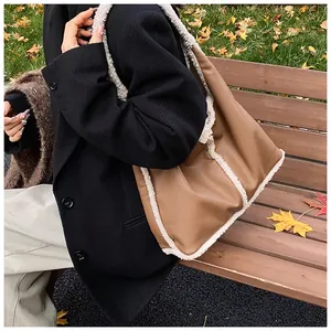 Dettagli della borsa tote marrone in PU con bordi in lana di agnello bianca