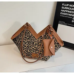 Detailansicht der Leopard-Tragetasche mit braunem Lederbesatz und kleiner Münztasche