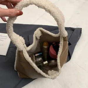 Borsa tote in pelle PU marrone con bordo in ecopelliccia bianca e ampio spazio interno