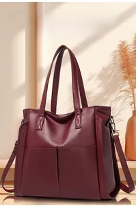 Détail du grand sac cabas bordeaux en similicuir avec doubles anses et poches avant