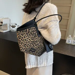 Herbstliche Shopping Bag mit Leopardenmuster, schwarzen Riemen und kleinem Anhänger