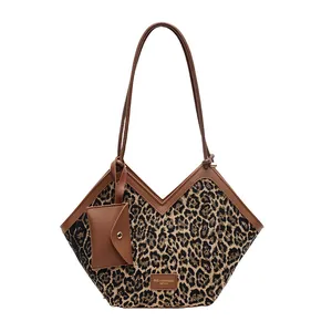 Shopper mit Leopardenmuster, braunen Ledergriffen und Mini-Tasche in Vorderansicht