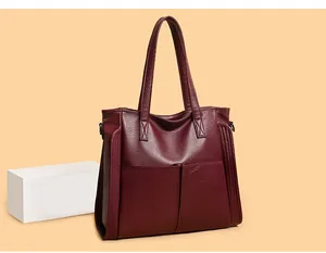 Détail du sac cabas bordeaux en cuir grainé avec poches avant et coutures décoratives