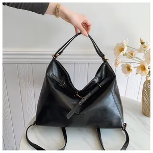 Detalle del bolso hobo grande negro en cuero suave con herrajes de cobre antiguo