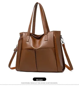 Détail du sac cabas marron en similicuir avec texture litchi et bandoulière réglable