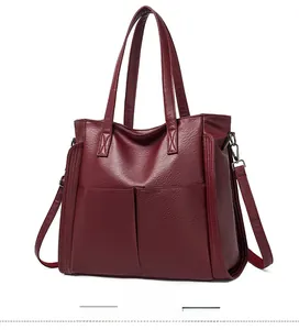 Vue latérale d'un grand sac cabas bordeaux en cuir souple avec bandoulière amovible
