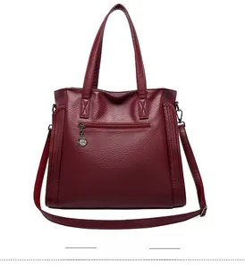 Détail du dos du sac fourre-tout bordeaux avec poche zippée et cuir à grain fin