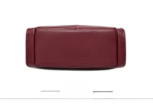 Vue détaillée des coutures du fond et de la texture cuir de ce sac cabas bordeaux
