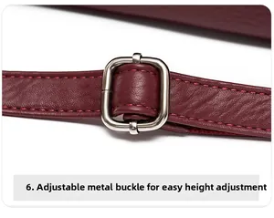 Détail de la boucle argentée réglable sur la bandoulière en cuir bordeaux d'un sac