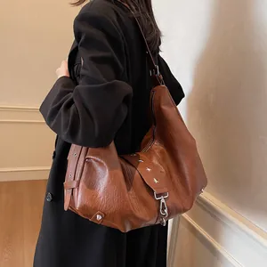 Vintage PU Leather Large Capacity Hobo Bag For Women With Star Rivets Slouchy Shoulder Bag Casual Tote Commute Handbag